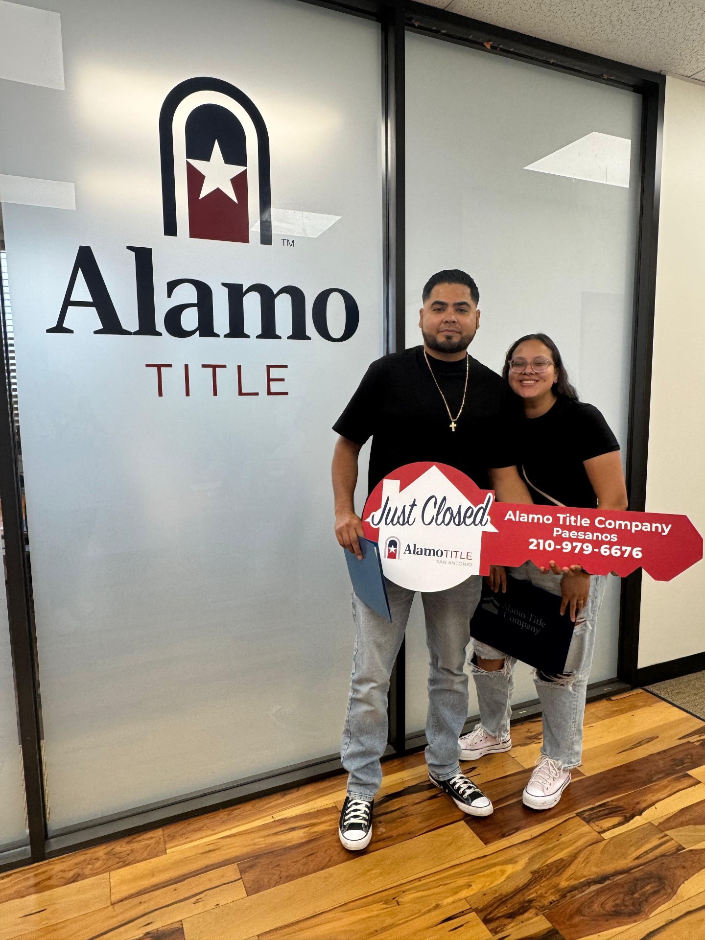 Familia recibiendo las llaves de su casa en San Antonio — Cliente de Saul