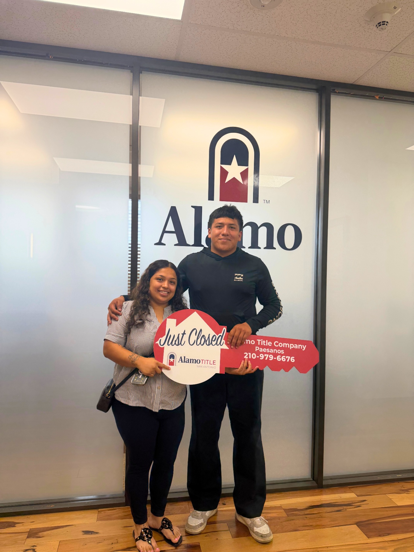 Familia recibiendo las llaves de su casa en San Antonio — Cliente de Saul