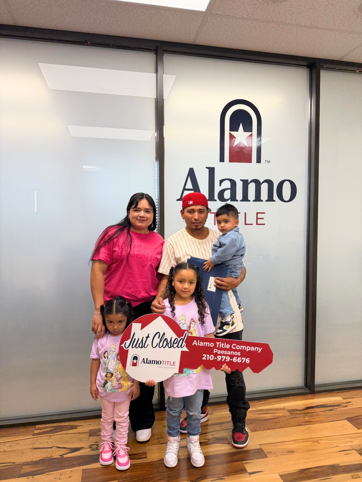 Familia recibiendo las llaves de su casa en San Antonio — Cliente de Saul