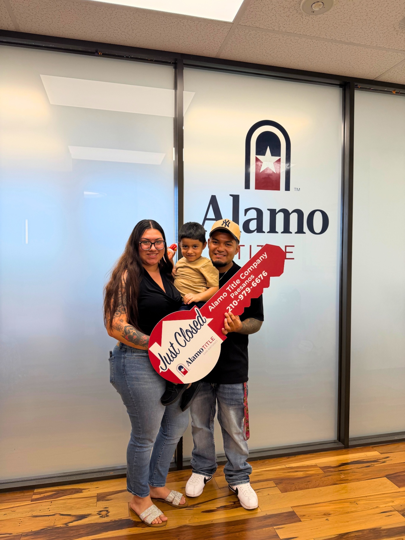 Familia recibiendo las llaves de su casa en San Antonio — Cliente de Anahi