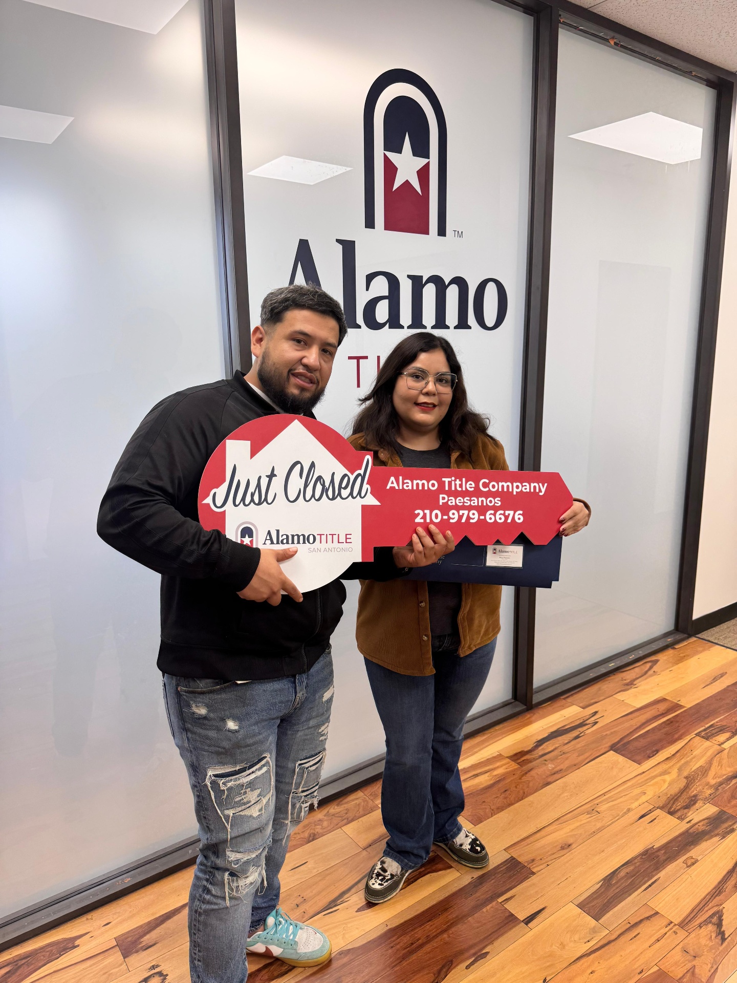 Familia recibiendo las llaves de su casa en San Antonio — Cliente de Saul