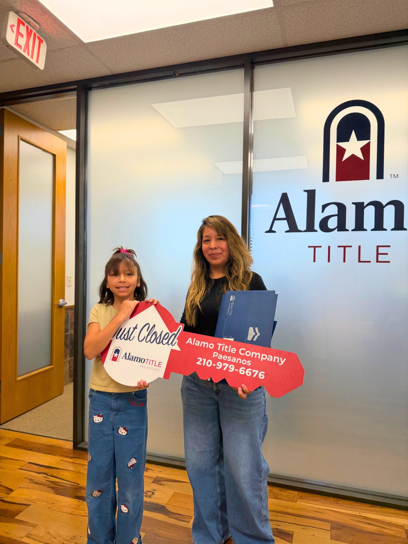 Familia recibiendo las llaves de su casa en San Antonio — Cliente de Anahi